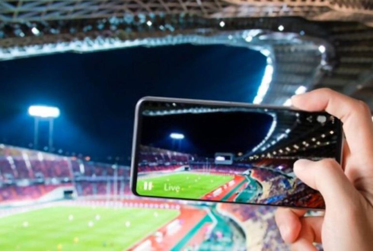 smartphone-recording-for-social-media-in-sports